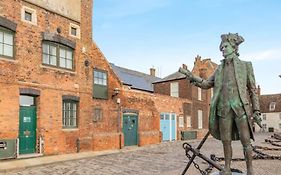 Town Centre House, Views Over Quay & Free Parking!